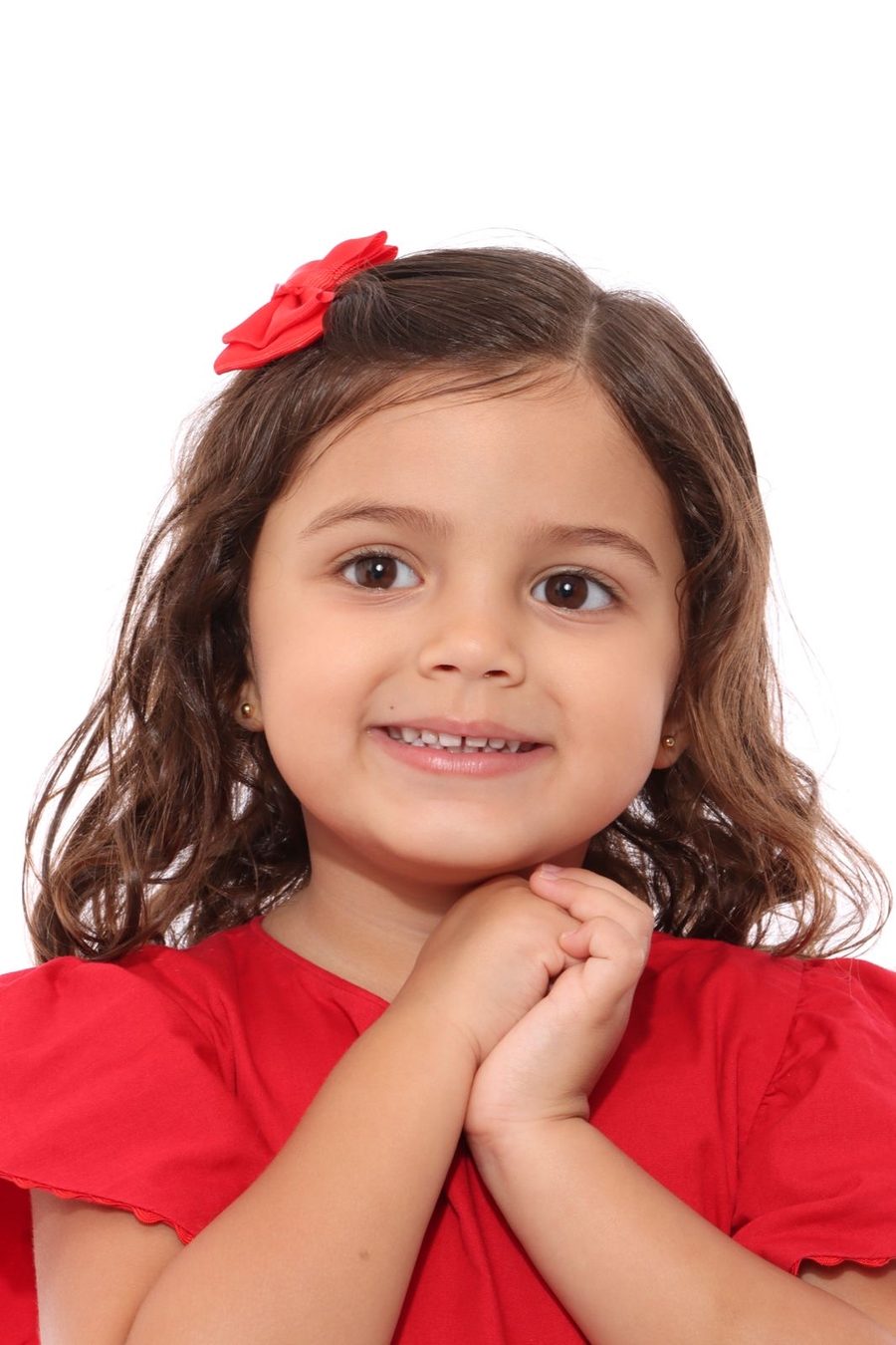 Criança sorrindo com as mãos juntas