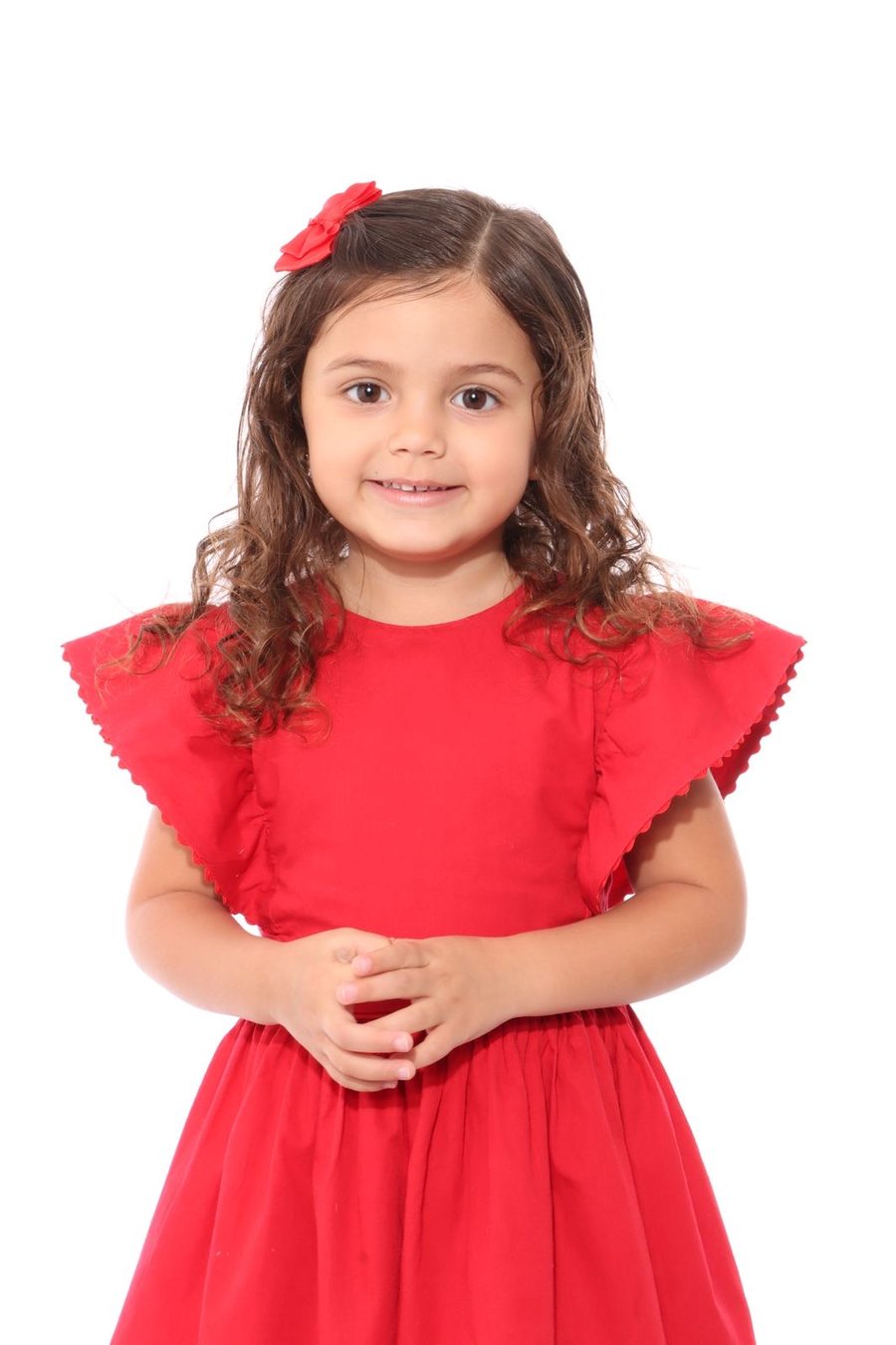Criança sorrindo de vestido vermelho